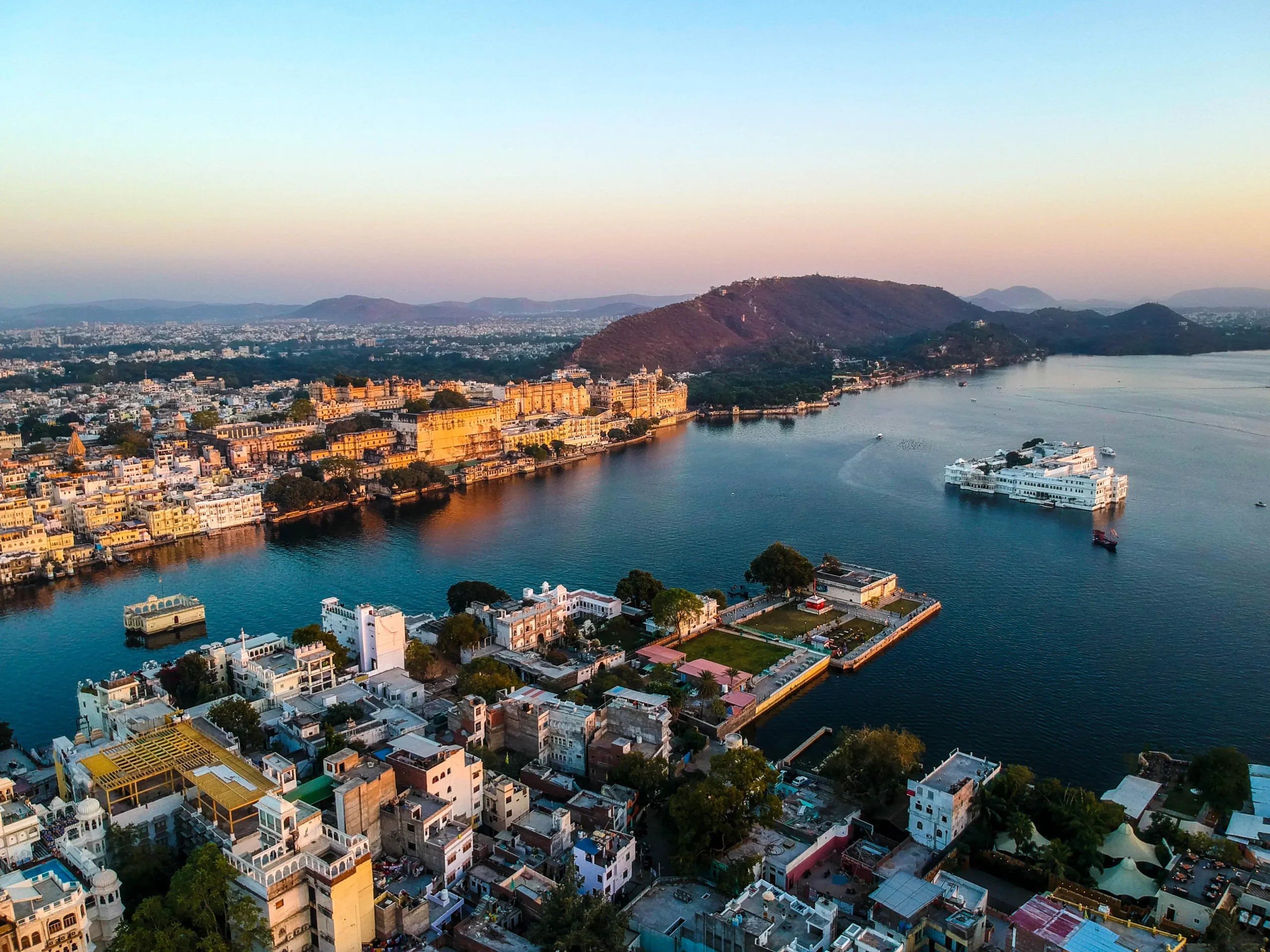 Udaipur hotels and historic Old City overlooking Lake Pichola
