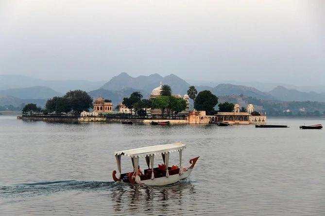 Boat approaching Jag Mandir across Lake Pichola Udaipur